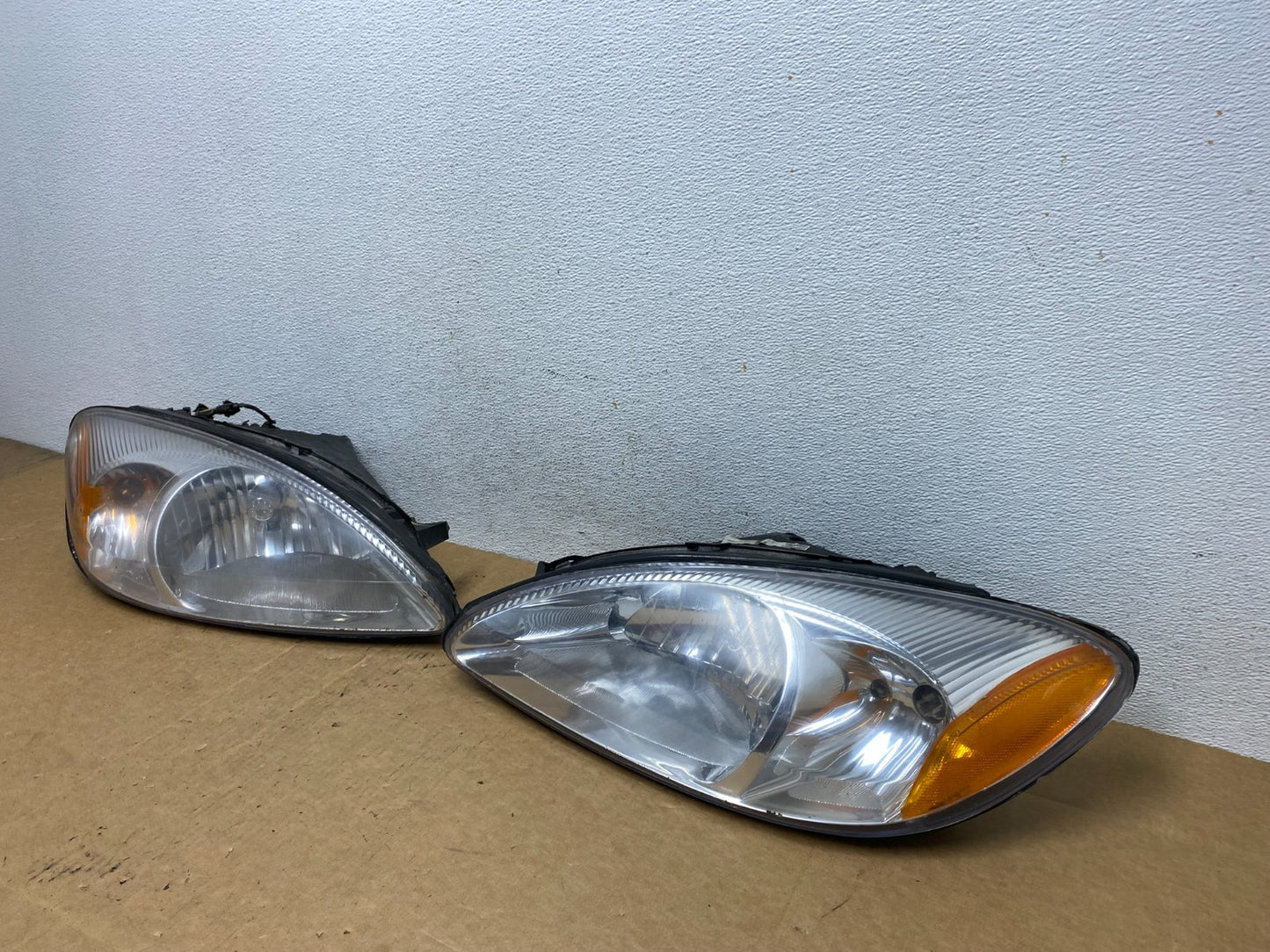 2000 to 2007 Ford Taurus Left+Right Side Halogen Headlights AD4624 DW1