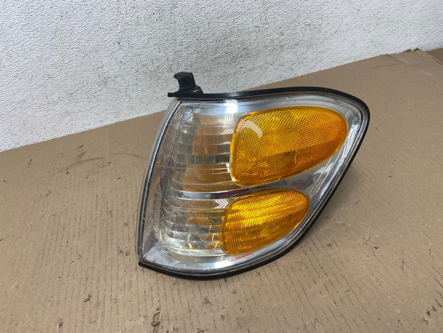 2001 - 2004 Toyota Sequoia Left Driver LH Side Parking Turn Signal AE7301 DW0