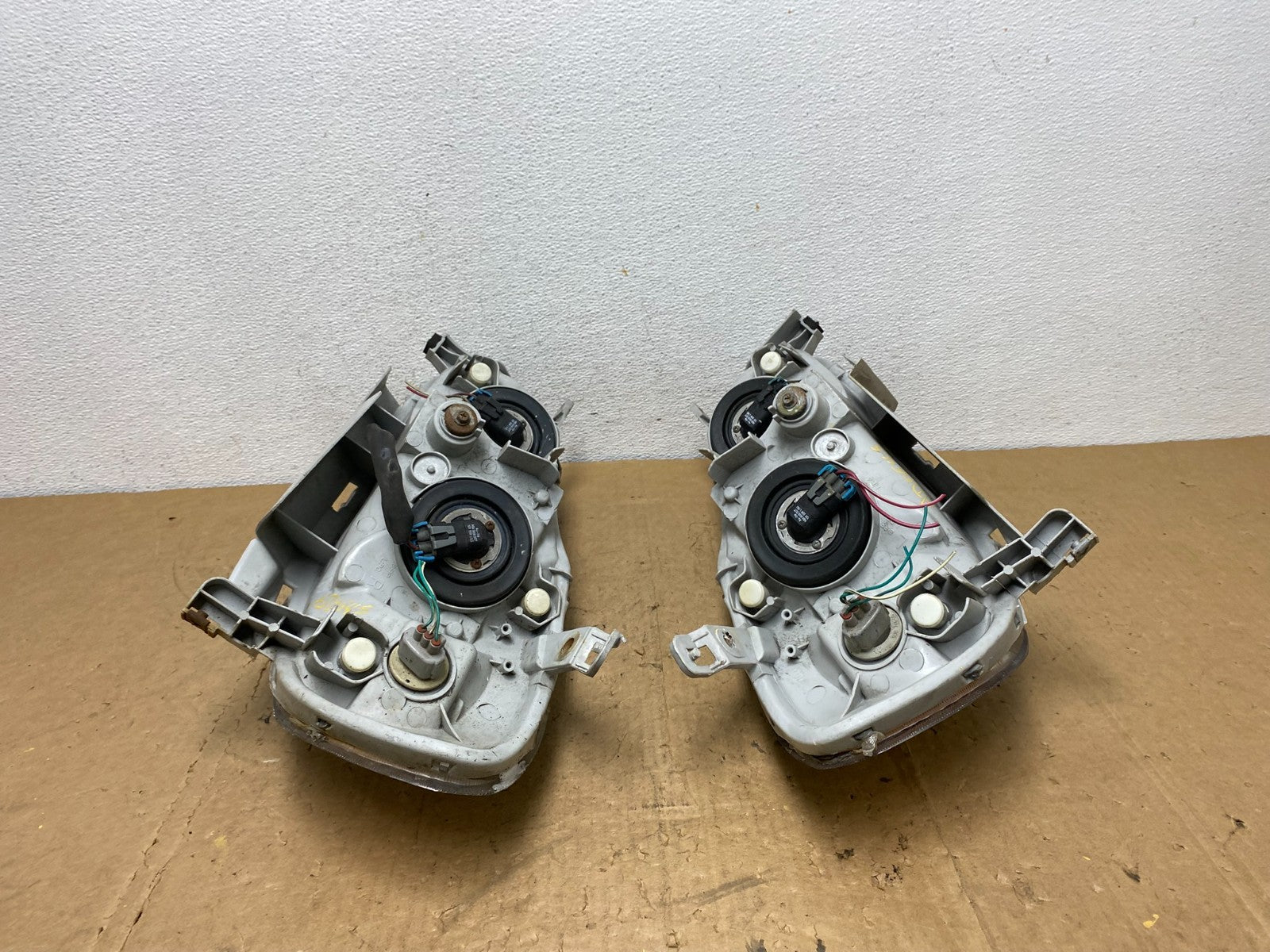 2003 to 2004 Toyota Corolla Left+Right Side Set Headlights AD0645 DW8