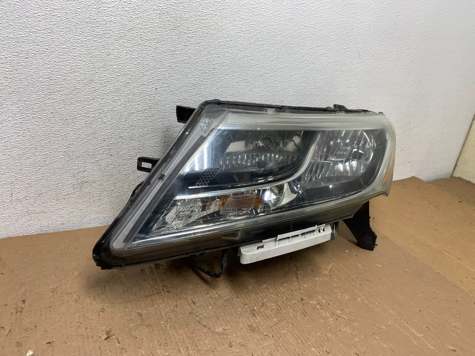 2013 - 2016 Nissan Pathfinder Left Driver LH Side Headlight Halogen AD82572
