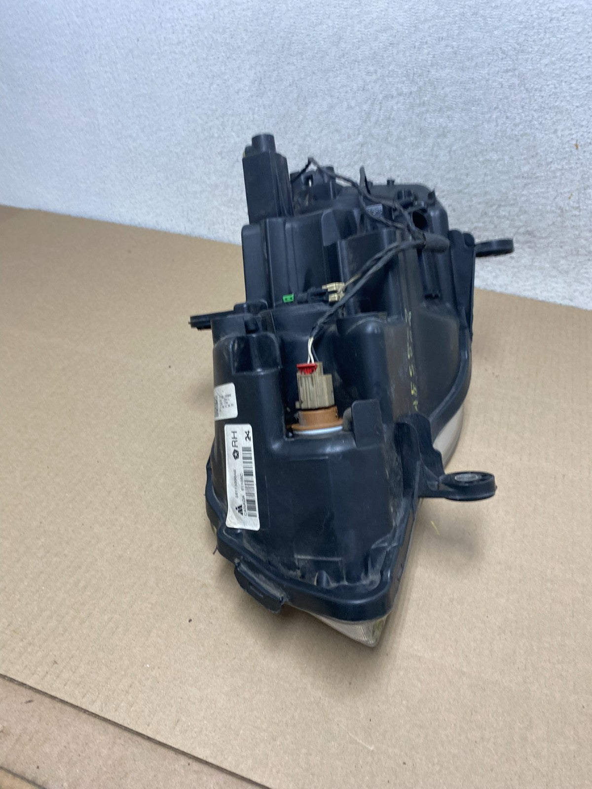 2011 to 2016 Chrysler Town and Country Right Passenger Headlight AG5822 DW8
