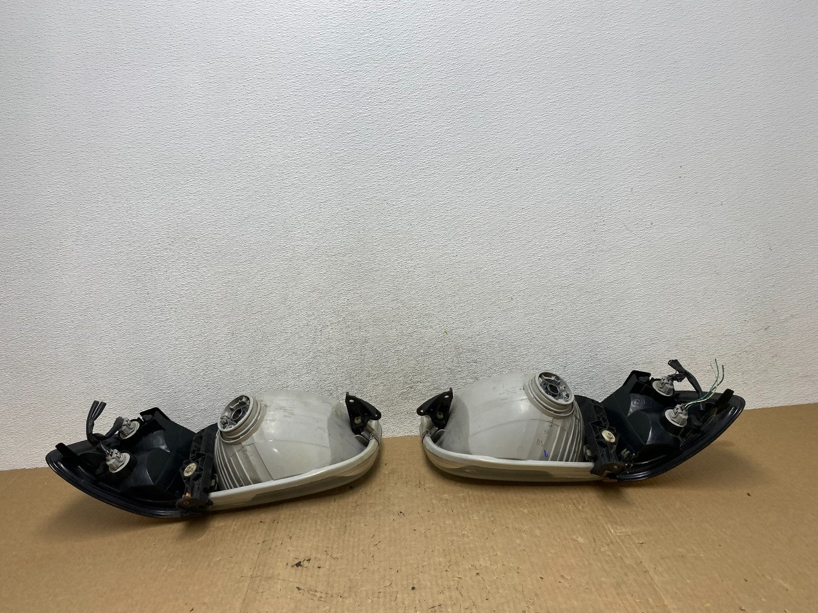 2001-2004 Toyota Sequoia Left+Right Side Halogen Headlights AF9825 DW7