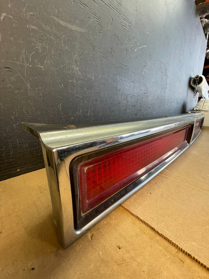 1995 to 1997 Lincoln Town Car Center Trunk Brake 3RD Tail Light ad0054 DG2