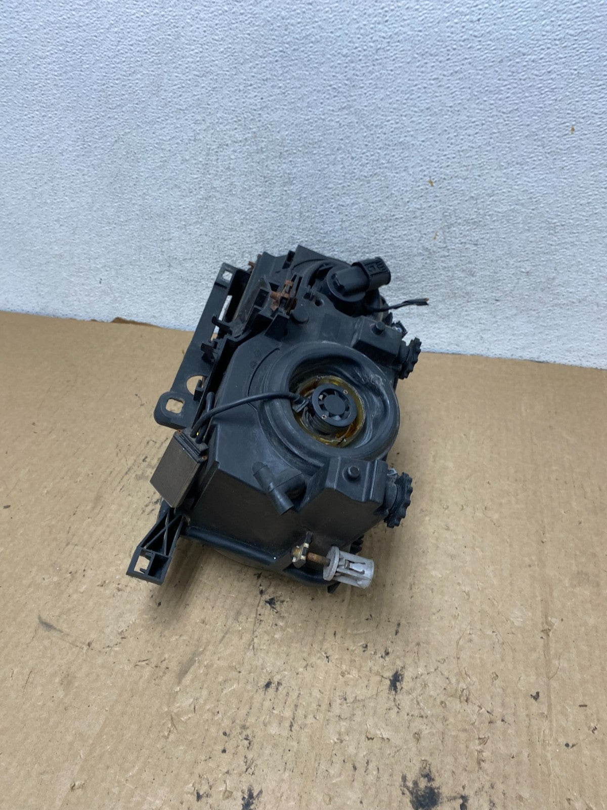 2002 to 2005 BMW 3 E46 Sedan Right Passenger RH Halogen Headlight AG2295 DW7