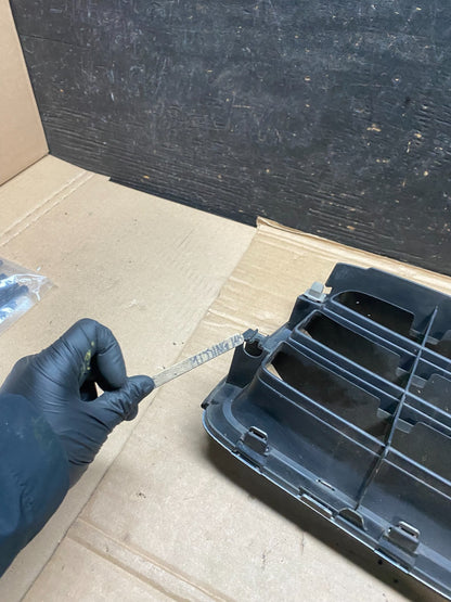 2003 to 2005 Subaru Forester Front Upper Grill Grille Oem V2841DG13