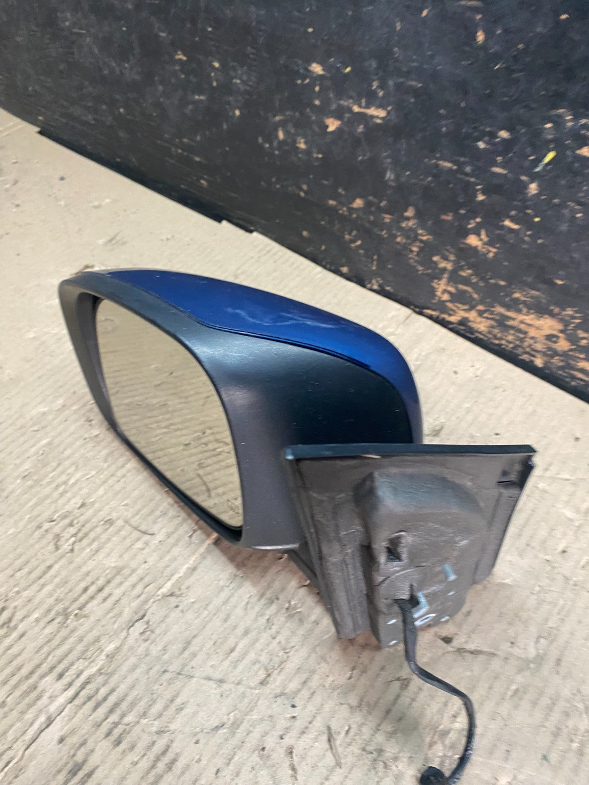 2009 to 2014 Volkswagen Routan Left Driver LH View Door Mirror V3943 DG11