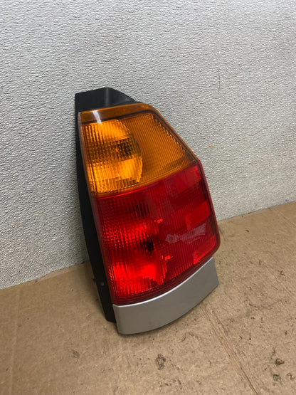 2002-2009 GMC Envoy Right Passenger RH Side Tail Light Oem AA4013 DW2