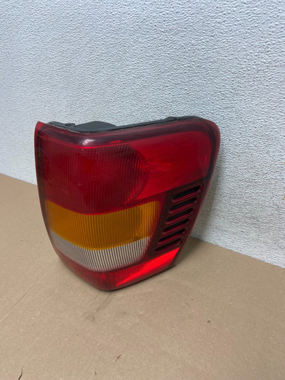 1999-2004 Jeep Grand Cherokee WJ Right Passenger Rh Tail Light AG6580 DW1