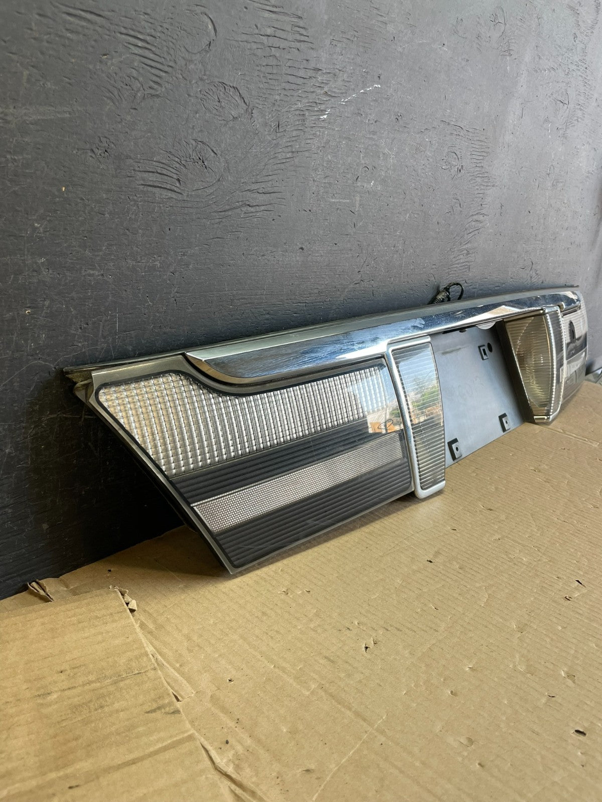 2006 to 2011 Mercury Grand Marquis Trunk Lid Center Tail Light AE3752 DG2
