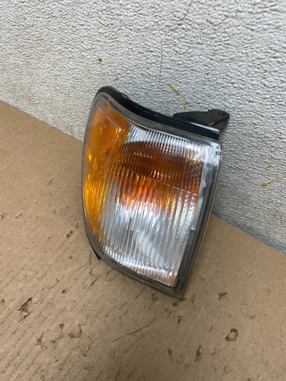 1999 to 2004 Nissan Pathfinder Passenger Corner Park Light Turn Signal P9470 DW1