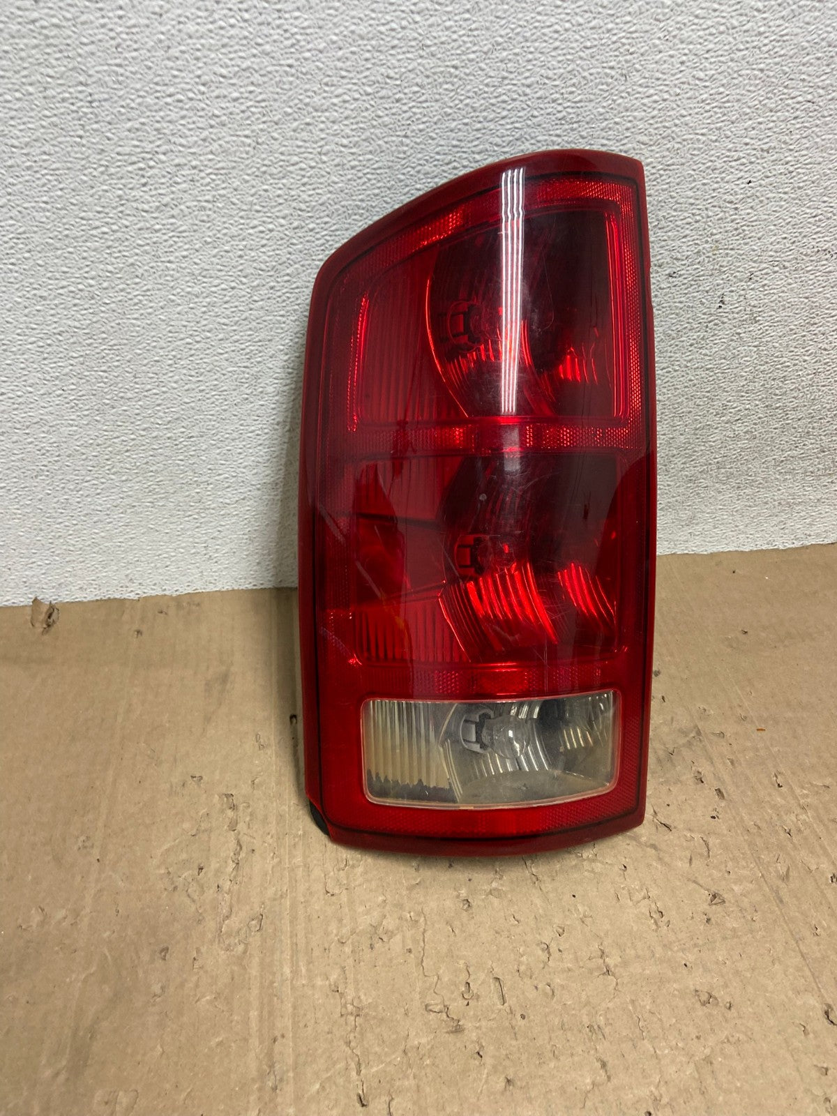 2002 to 2006 Dodge Ram 1500 Left Driver side Tail Light AE9299 LK2