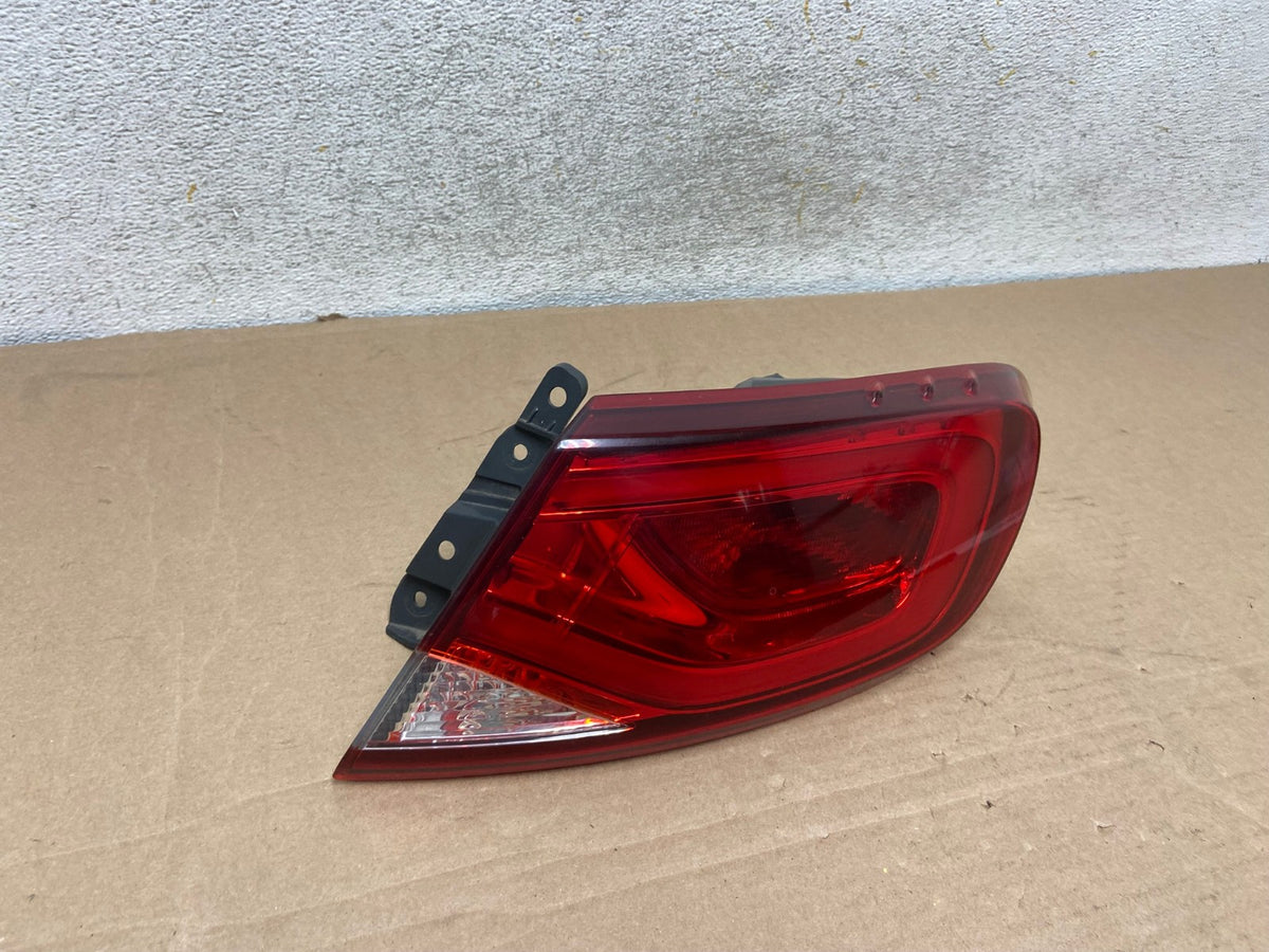 2015 2016 2017 Chrysler 200 Sedan Right Passenger Side Tail Light AH9353 LK2