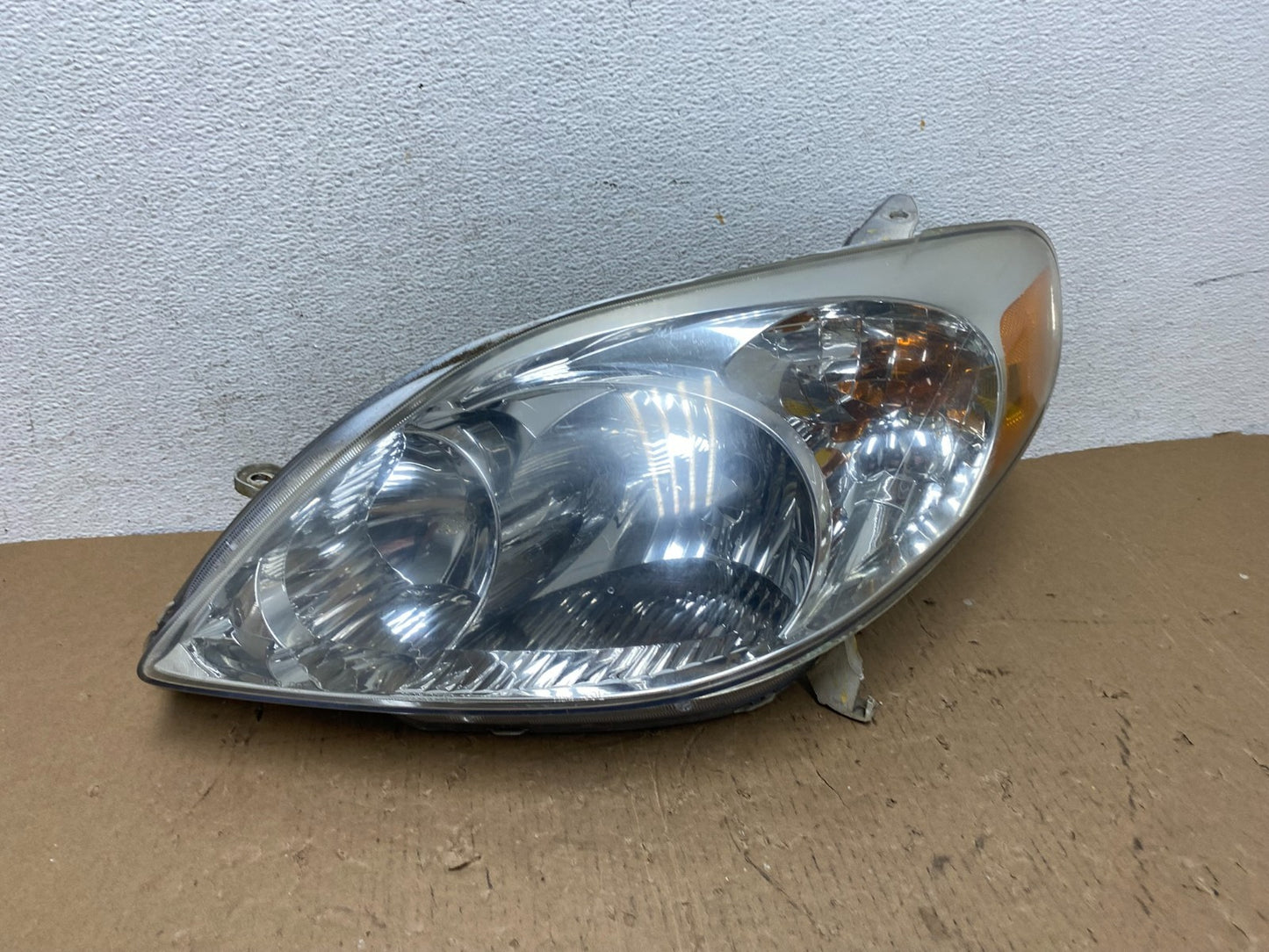 2003 to 2008 Toyota Matrix Left LH Side Halogen Headlight AD8129 DW0