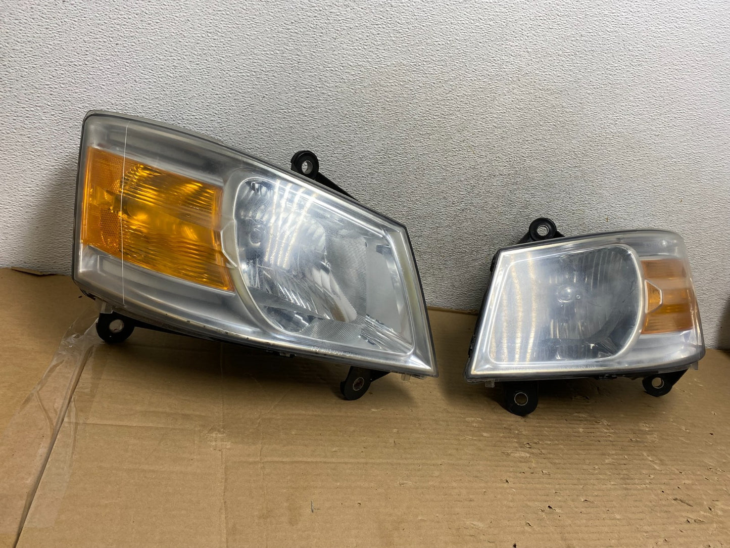 2008 to 2010 Dodge Caravan Left+Right Set Side Halogen Headlights AG9238 DW1