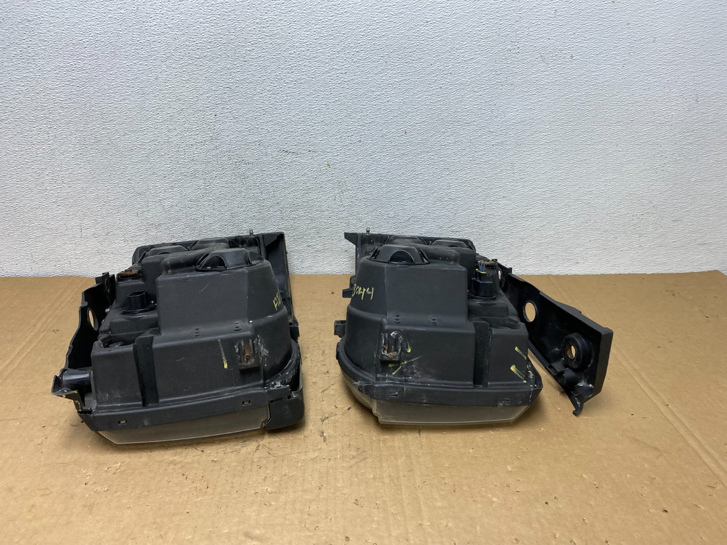 2003-2004 Land Rover Discovery Left+Right Set Halogen Headlights AD3044 DG13