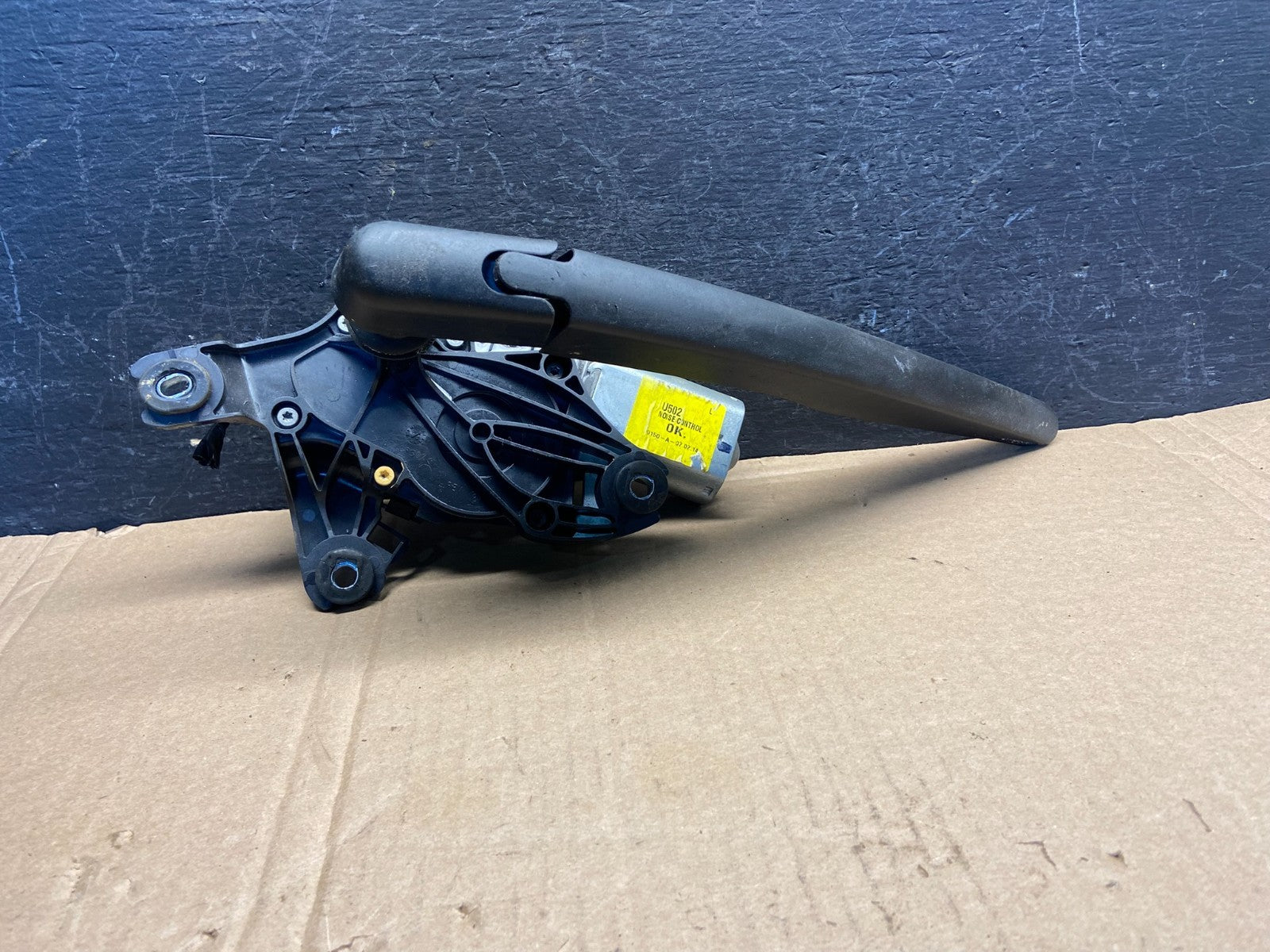 2011 to 2019 Ford Explorer Rear Windshield Wiper Motor AE2319 DG0