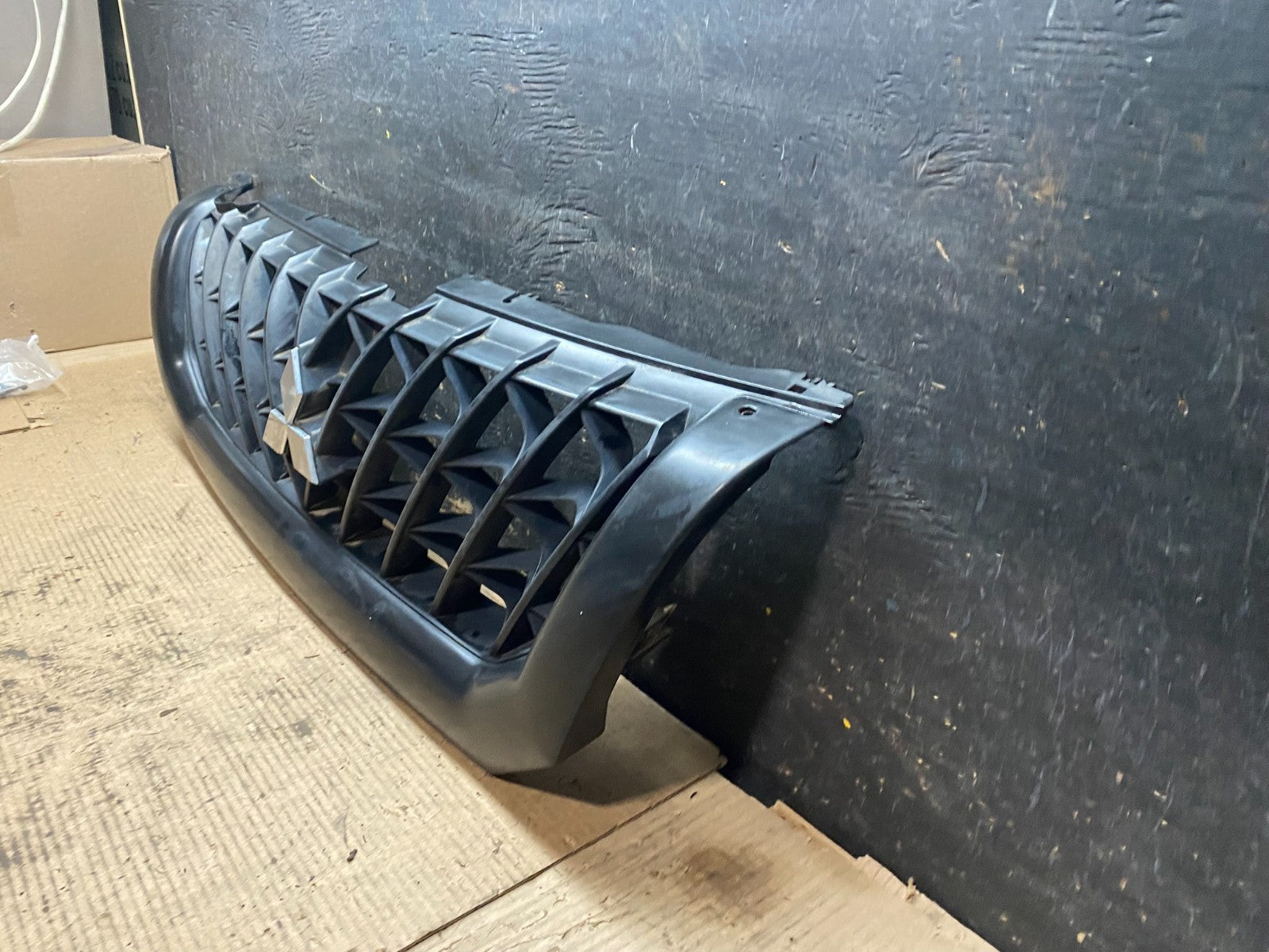 2000 2001 Mitsubishi Montero Front Upper Grill Grille OEM V9582 DG1