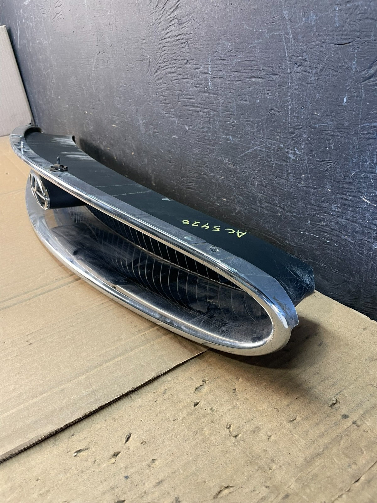 1995 to 1999 Buick Riviera Front Grill With Mounting Brackets Grill Ac54282