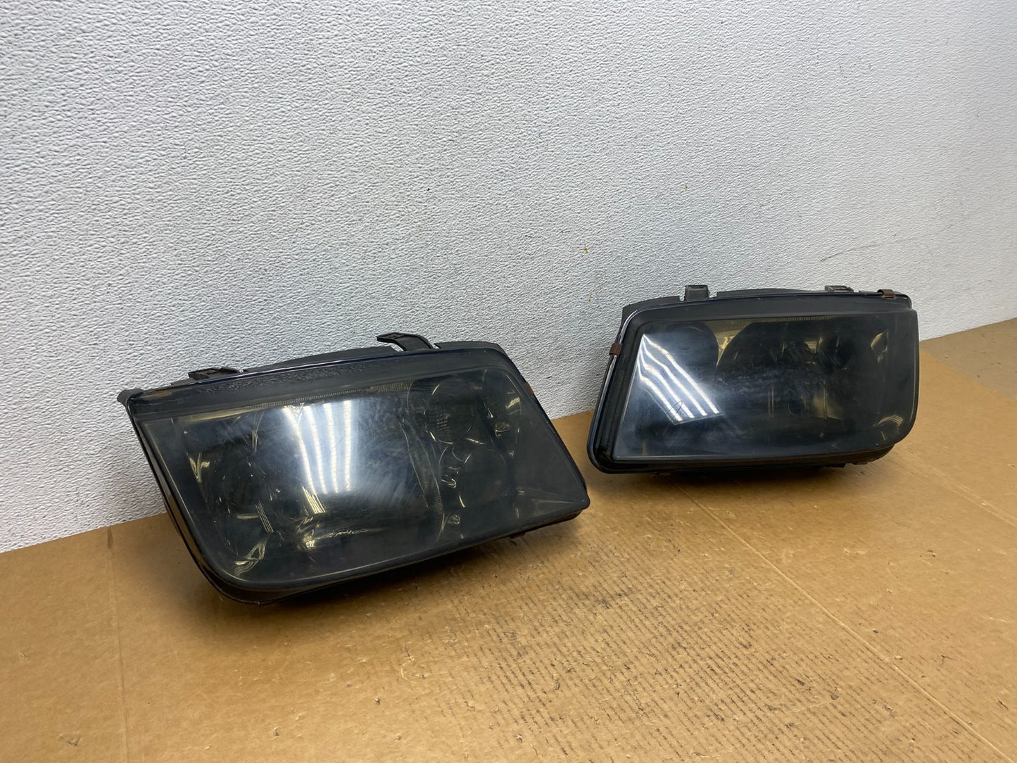 1999 to 2004 Volkswagen Jetta Left+Right Headlights AE0366 DG2
