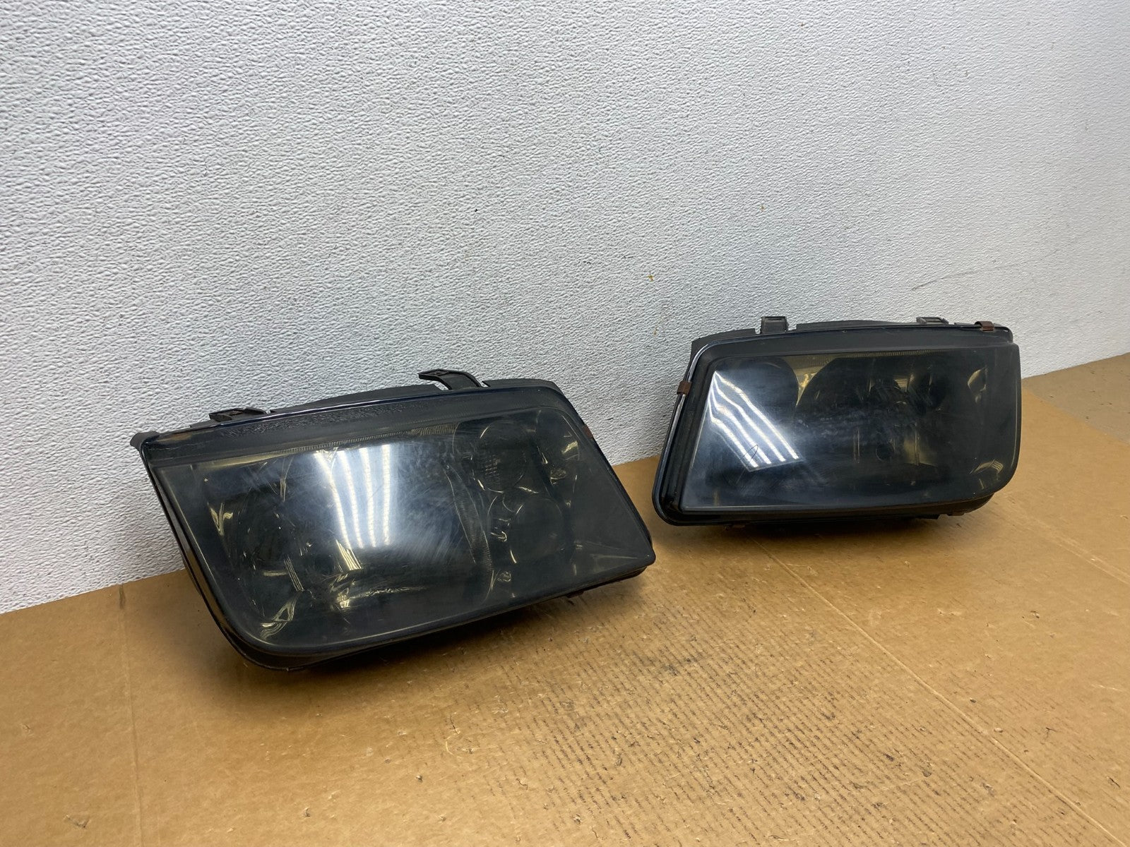 1999 to 2004 Volkswagen Jetta Left+Right Headlights AE0366 DG2