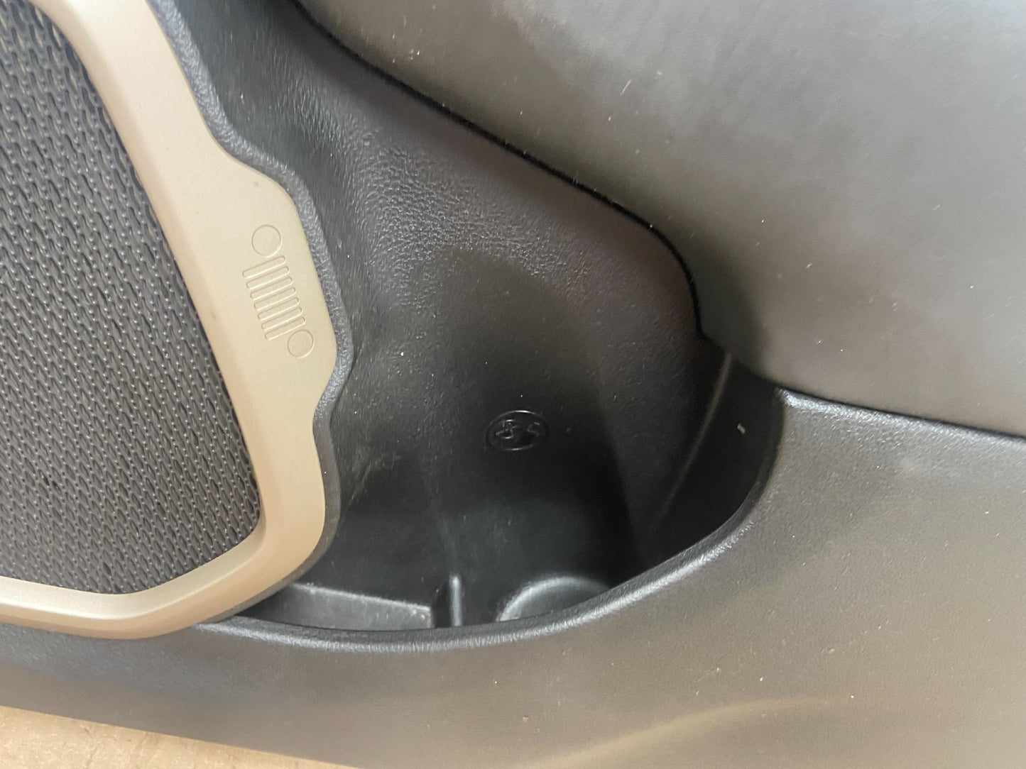 2016 to 2018 Jeep Renegade Front Right Passenger Side Panel Door R3062 DG4