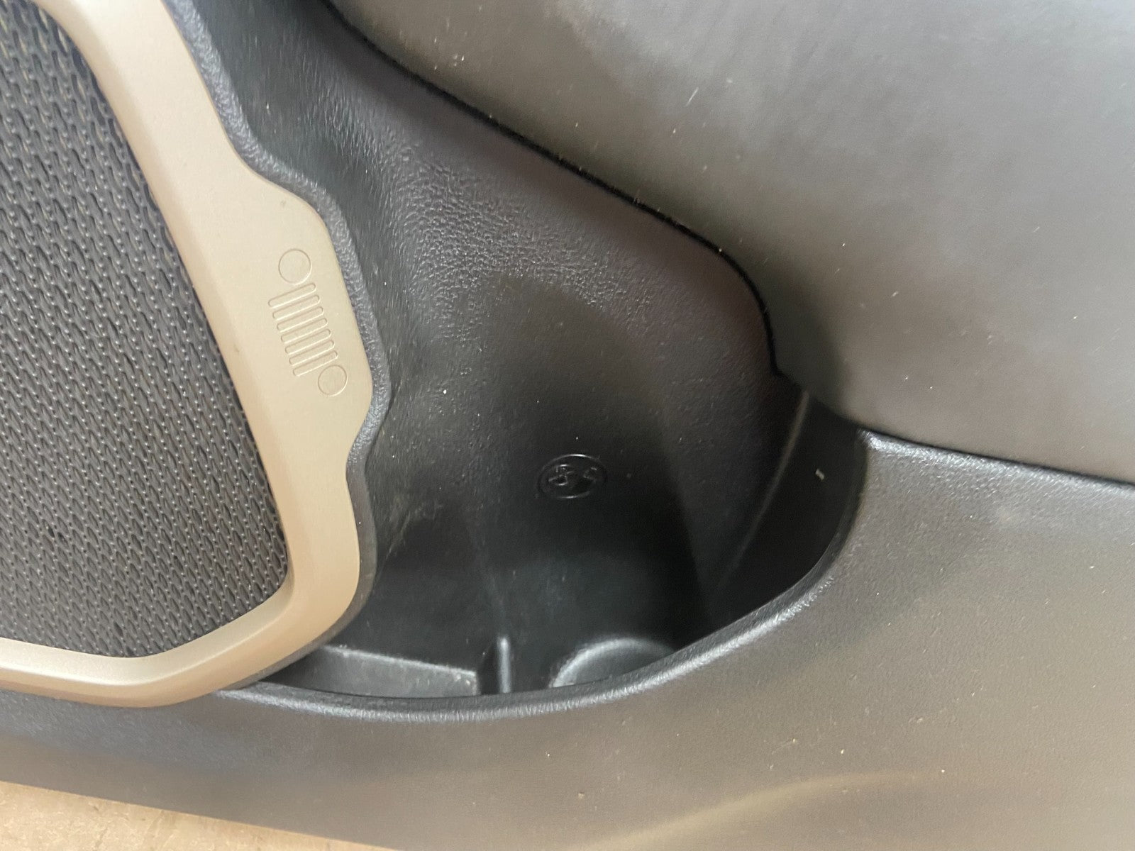 2016 to 2018 Jeep Renegade Front Right Passenger Side Panel Door R3062 DG4