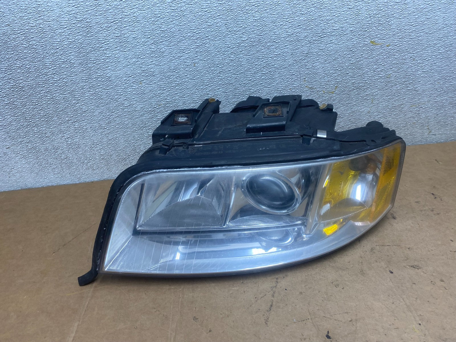 2002 to 2004 Audi A6 Left Driver LH Side Halogen Headlight OEM X5357 DW0