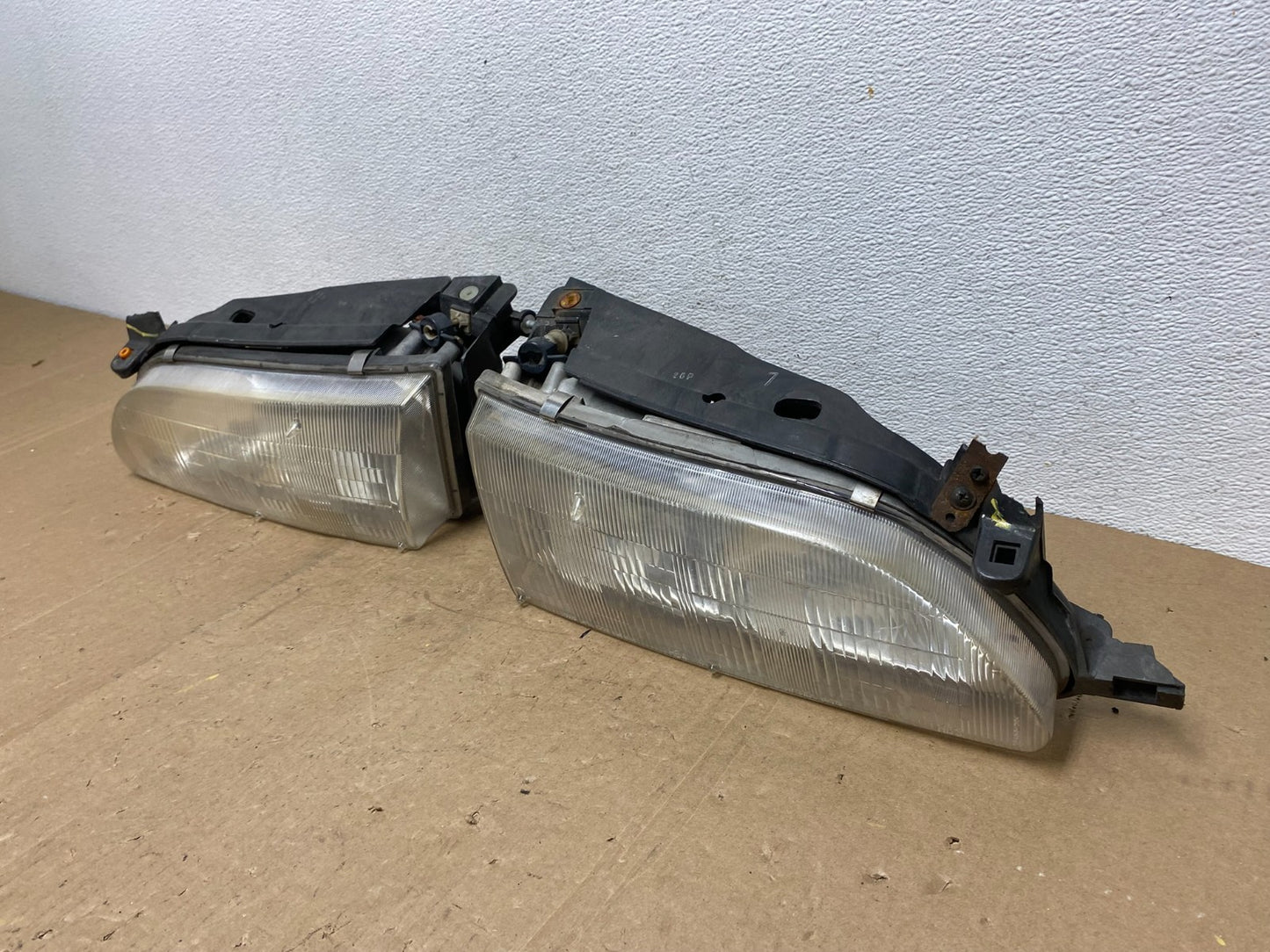 1993 to 1997 Toyota Corolla Left+Right Side Headlights AC5821 DW1