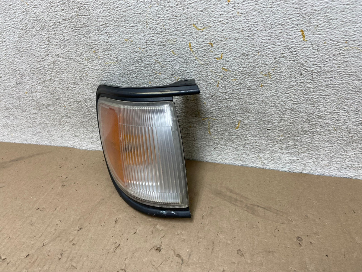 1996-1998 Nissan Pathfinder Right Passenger RH Turn Signal AH6918 LK2