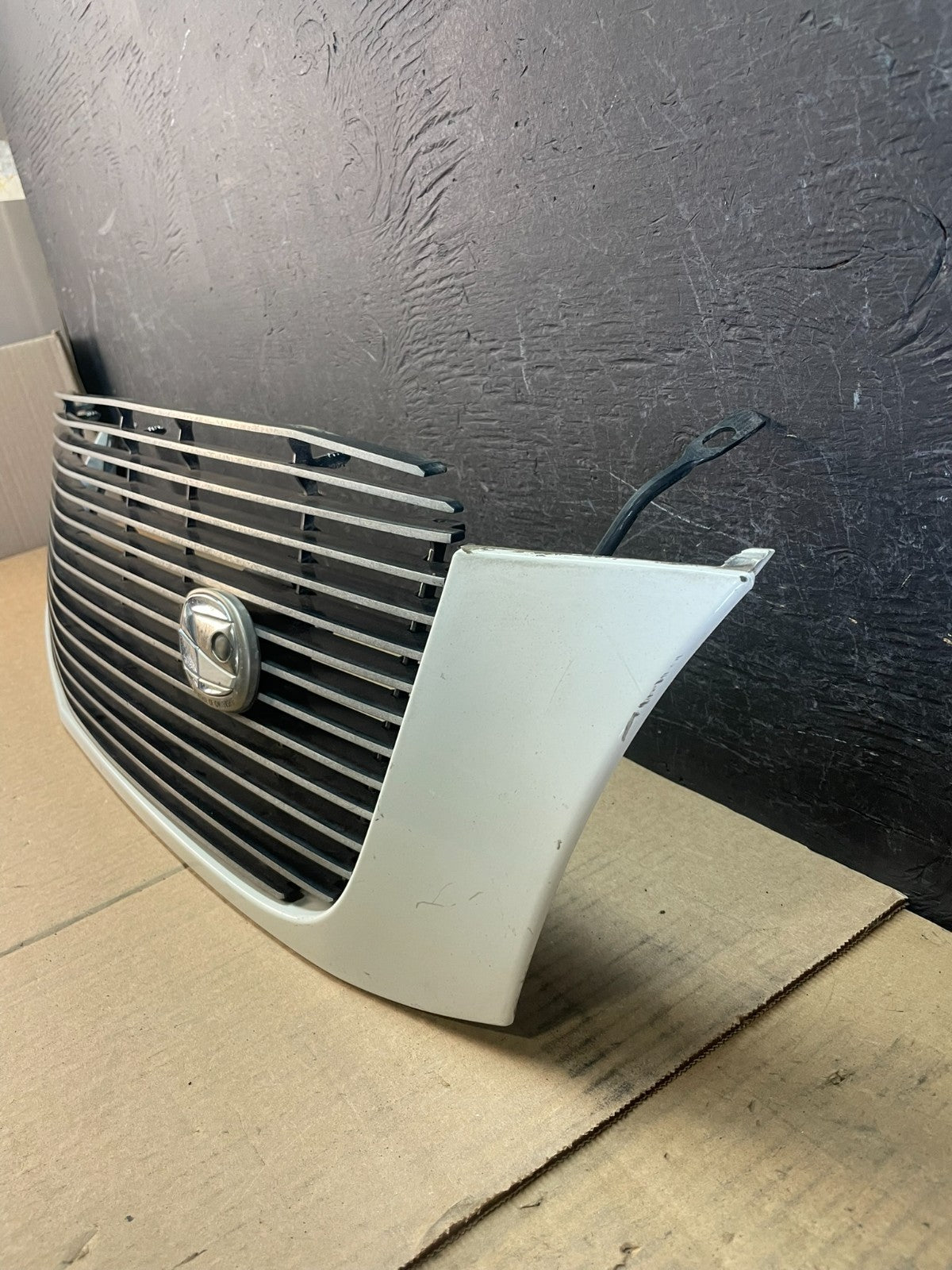 2000 to 2005 Cadillac Deville Front Hood Bumper Grille Grill AD02311