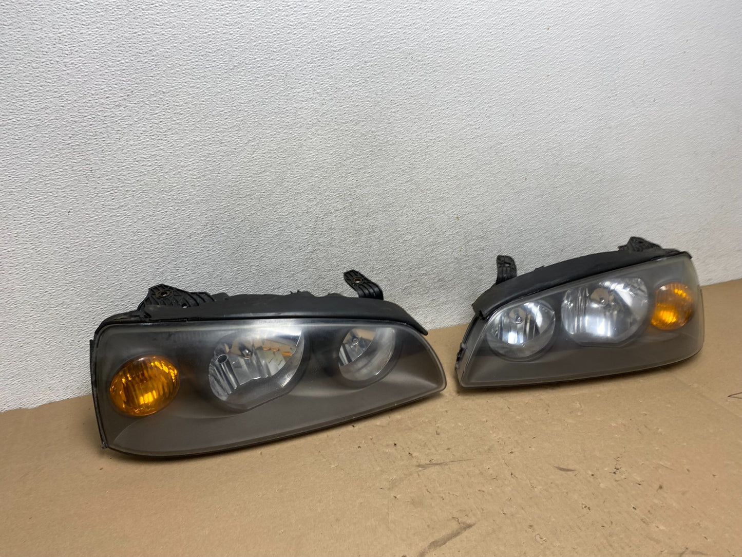 2004 to 2006 Hyundai Elantra Left+Right Set Halogen Headlights AG4086 DW2
