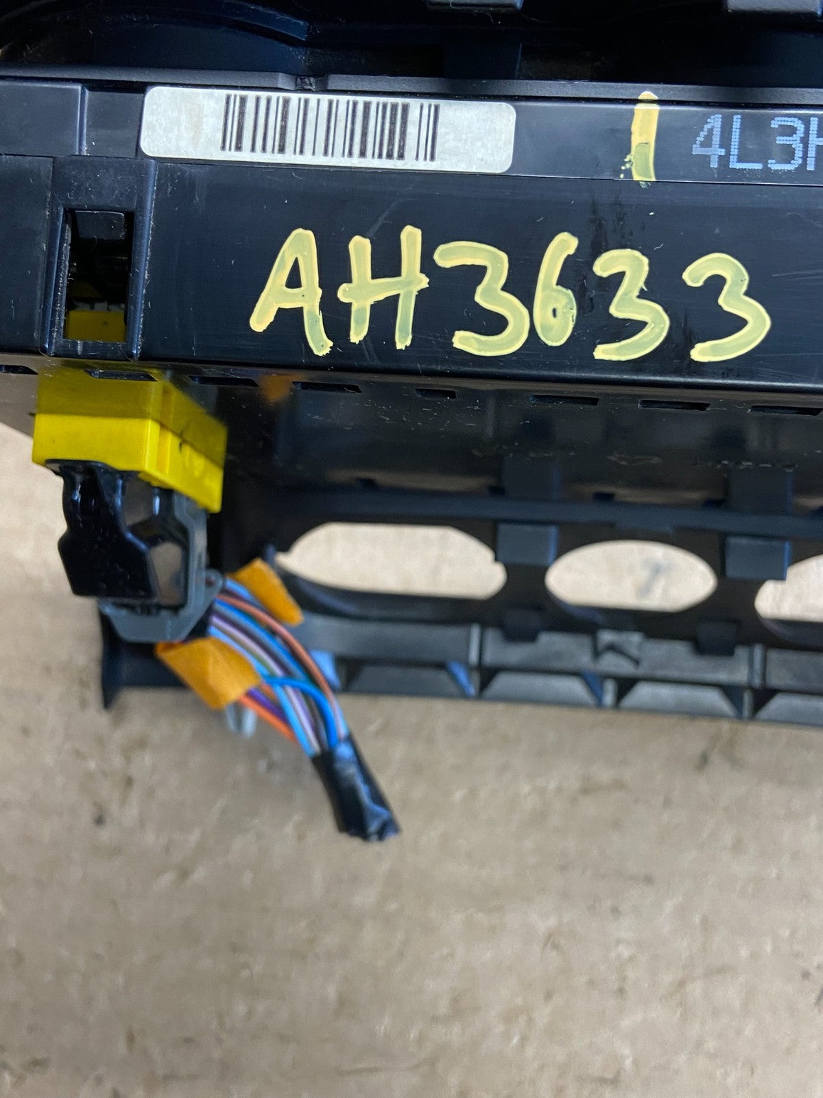 2004 to 2008 Ford F150 Radio Climate Dash Bezel Surround Black ah3633 DG6