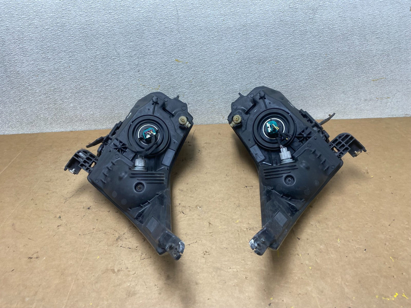 2011 to 2015 Chevrolet Cruze Halogen Left+Right Set Headlights X5610 DW13