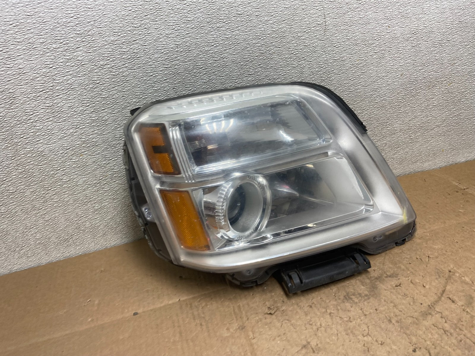 2010 to 2015 GMC Terrain Halogen Passenger Right Rh Side Headlight Oem Y9142 DW2