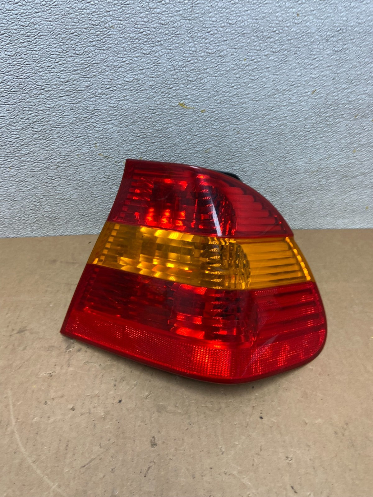 2002 -  2005 BMW 3 E46 Series Right Passenger RH Side Tail Light Z6864 DW0