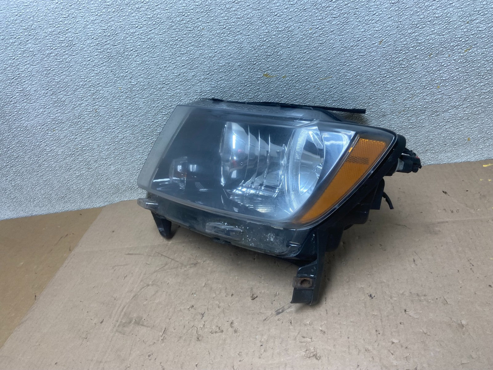 2011 to 2013 Jeep Grand Cherokee Halogen Left Driver Lh Headlight Oem AA0601 DW1