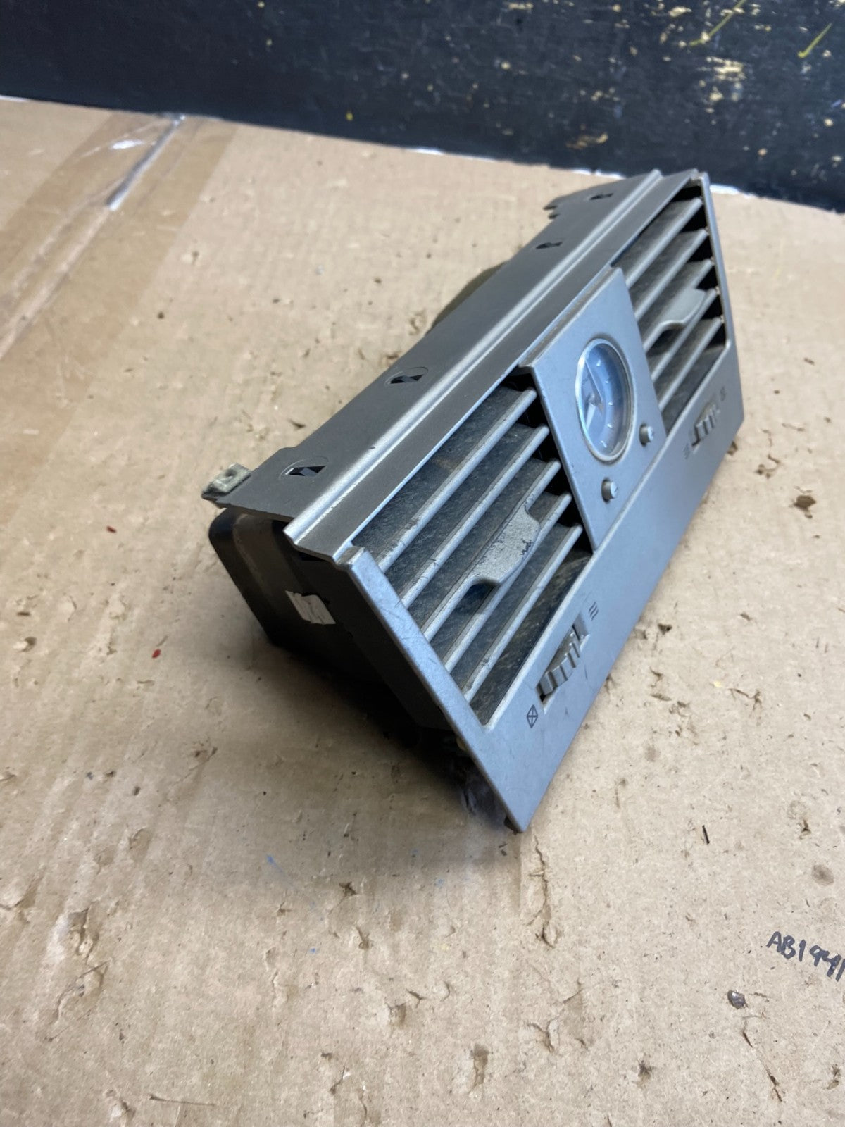 2003-2005 Lincoln Aviator Center Console Dash Analog Clock Air Vent OE ab2270 DG1
