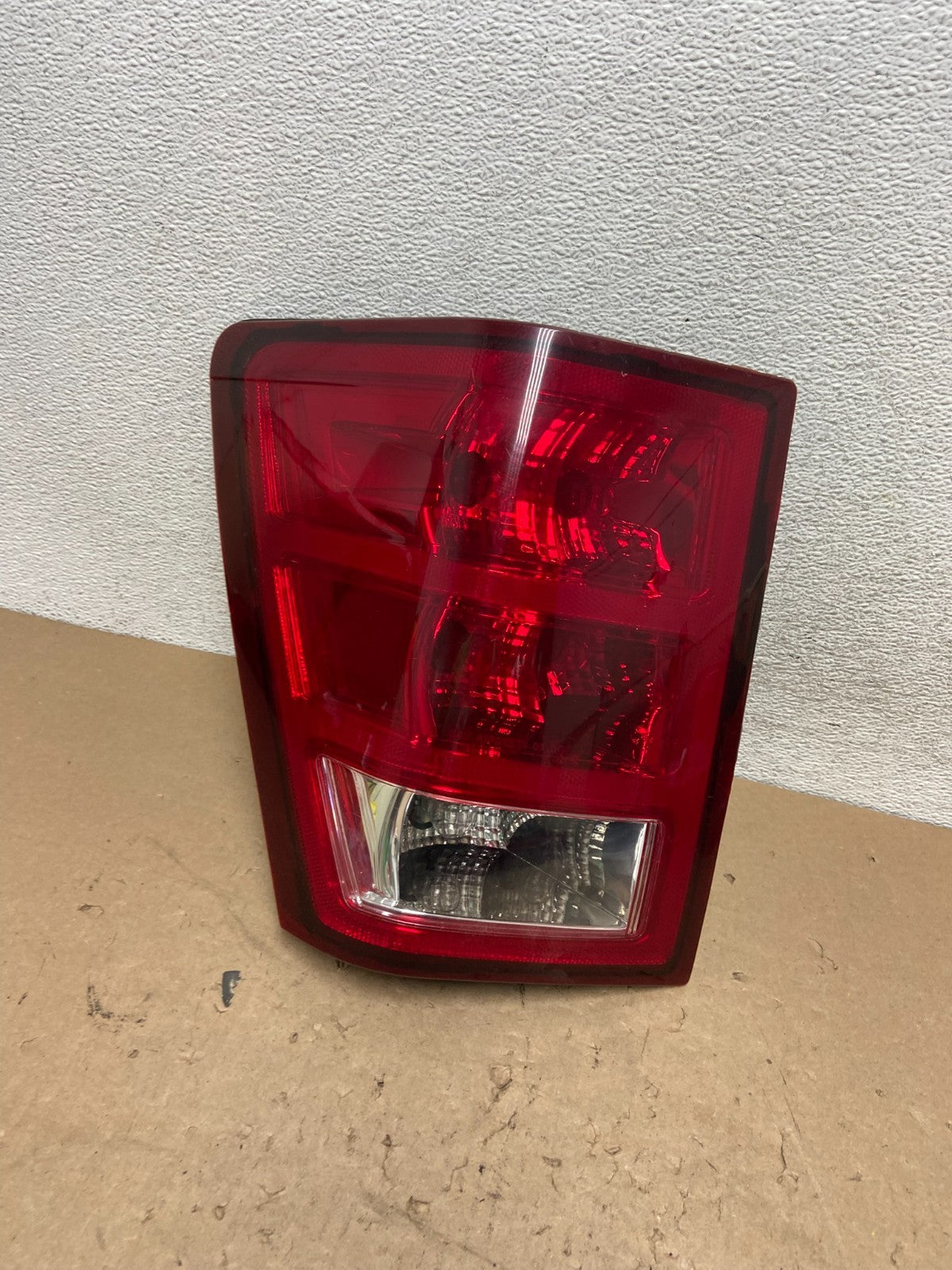 2005 to 2006 Jeep Grand Cherokee Left Driver Side Lh Tail Light AG43570