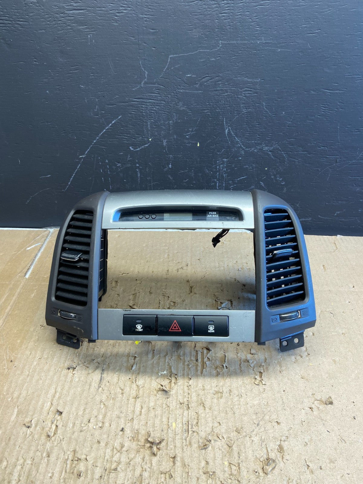 2007 to 2012 Hyundai Santa Fe Center Air Vent A/C Clock Bezel Trim OEM AB5876 DG0
