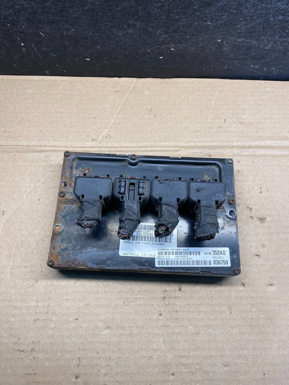 2005 Chrysler Pacifica Engine Control Module ECM p04748352ag AH9885 DW0