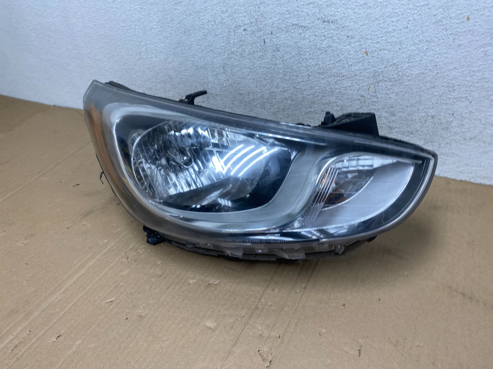 2013 to 2017 Hyundai Accent Right Passenger RH Side Headlight AE9125 DW1