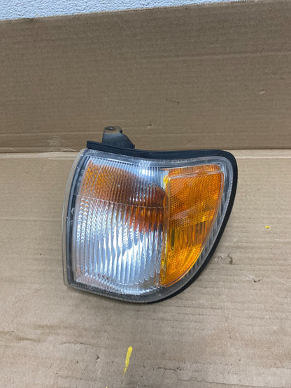 1999-2004 Nissan Pathfinder Front Left Driver Turn Signal Oem O2434 DW0