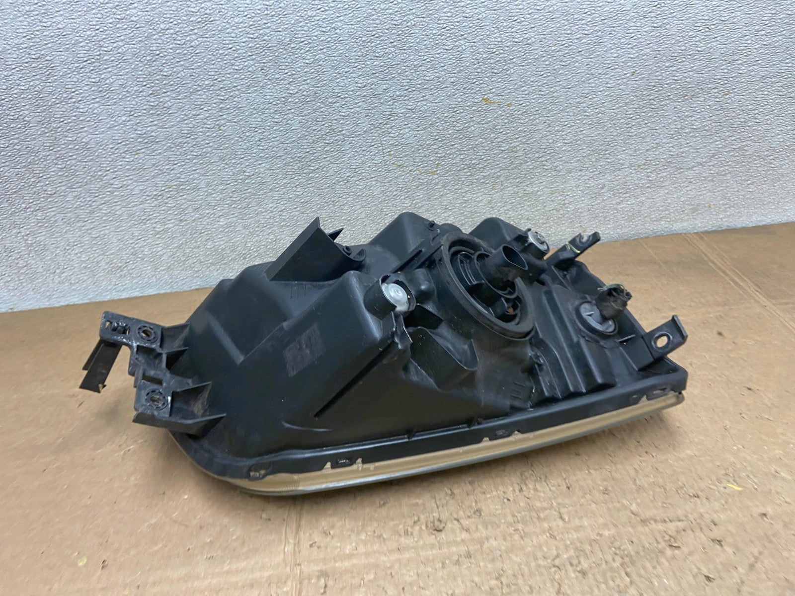 2004 - 2008 Mitsubishi Endeavor Headlight Left Driver Lh Side OEM Y7076 DW8