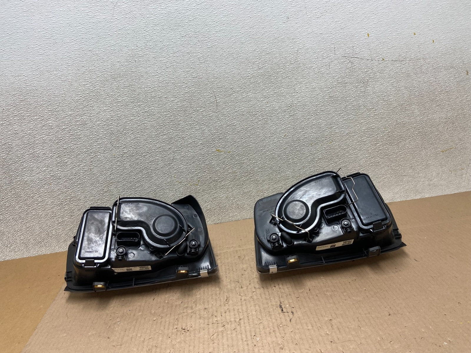 2002 to 2004 Volkswagen Jetta Left+Right Headlights Aftermarket Z4071 DW4