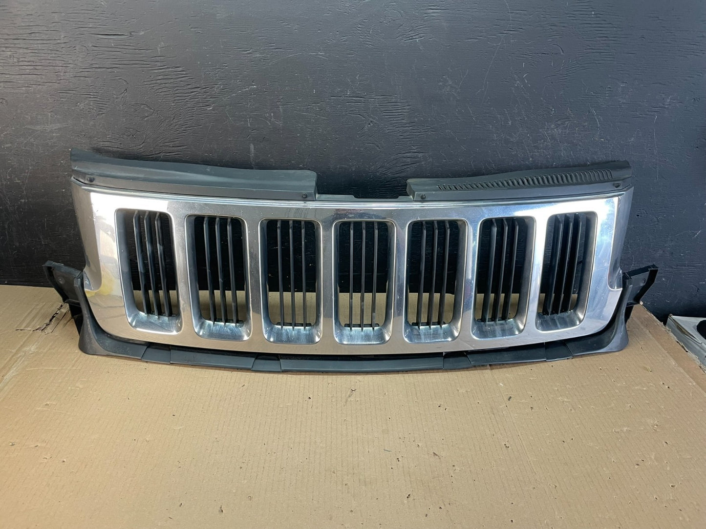 2011 to 2013 Jeep Grand Cherokee Front Upper Grill Grille AE3613 DG0