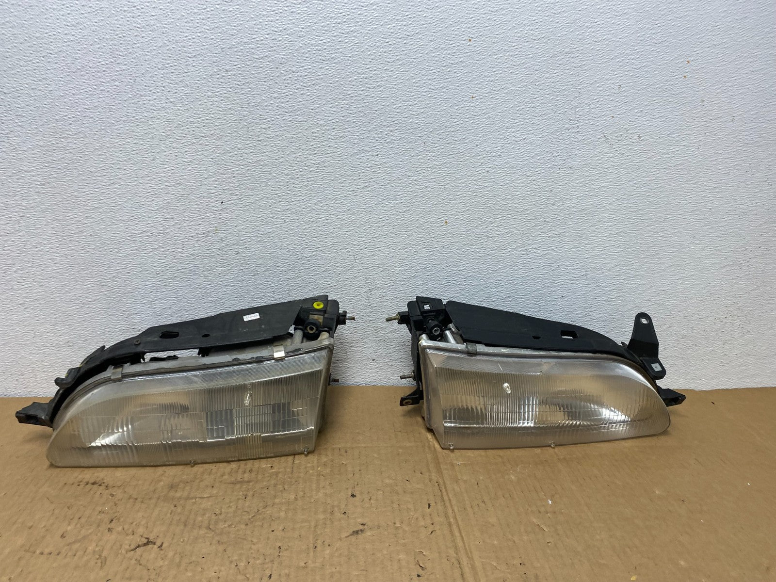 1993 to 1997 Toyota Corolla Left+Right Side Headlights AC7722 DW0