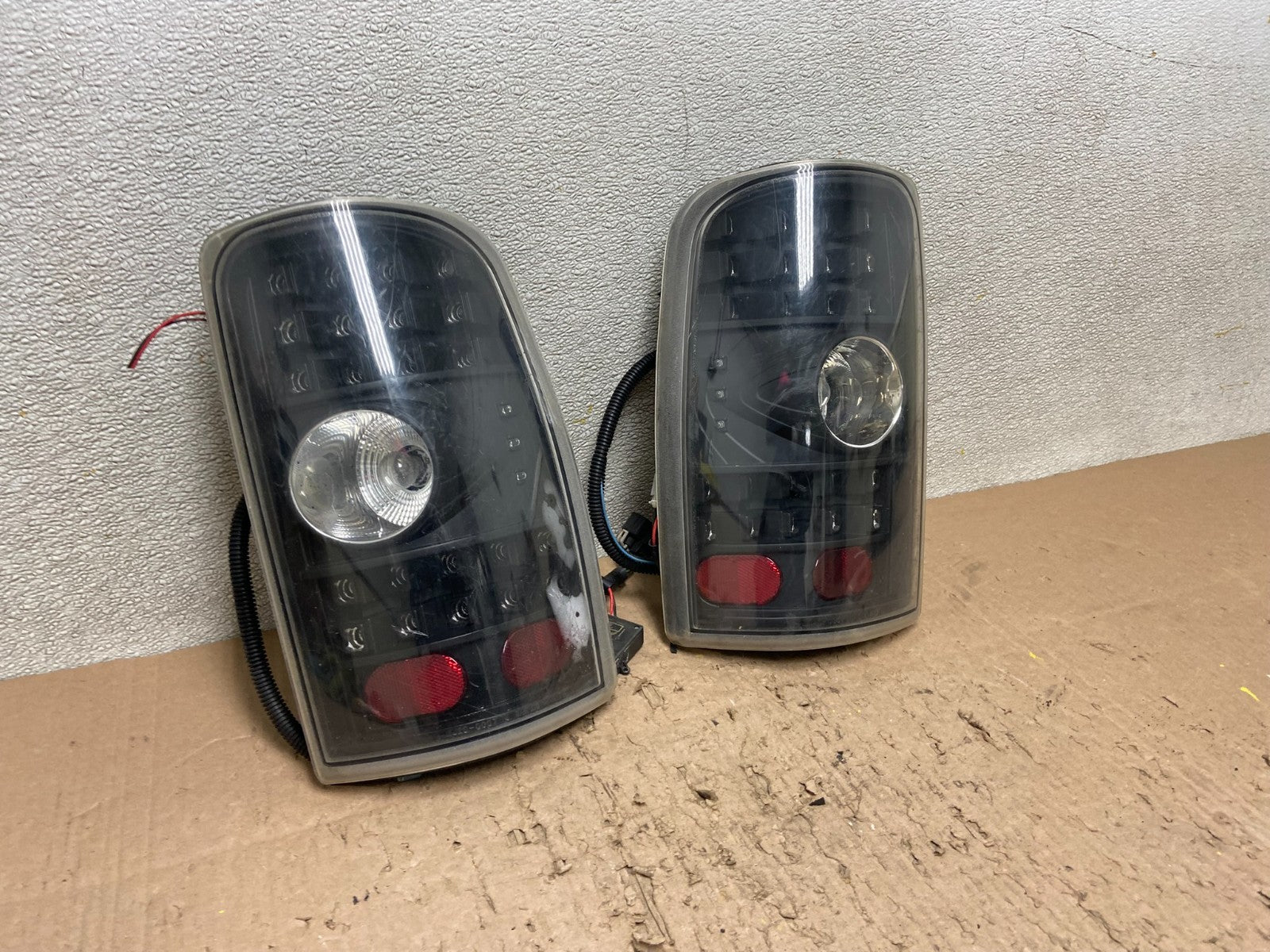 2000-2006 Chevrolet Suburban Tahoe Yukon Left+Right Set LED Tail Lights Y0772 DG2