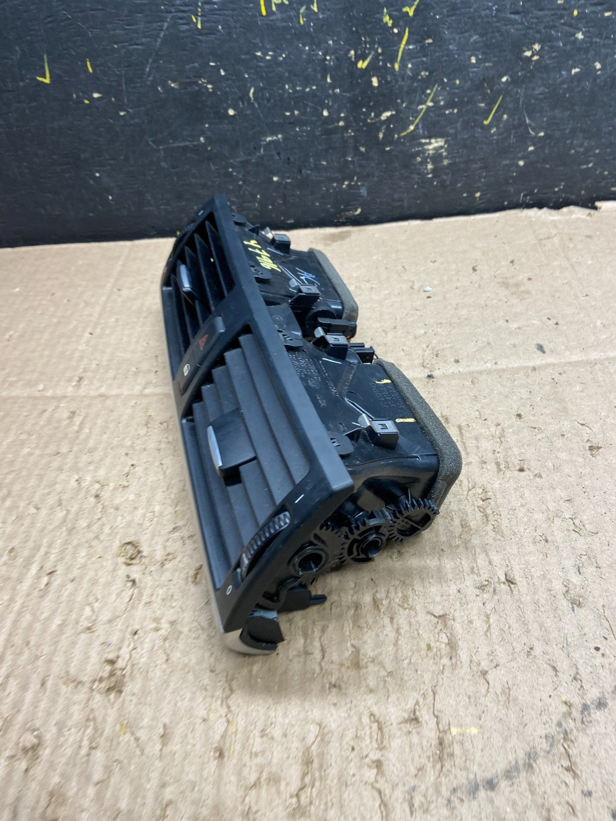 2007 to 2013 BMW X5 X6 Center Console Dash Air Vent OEM Y7916 DG2
