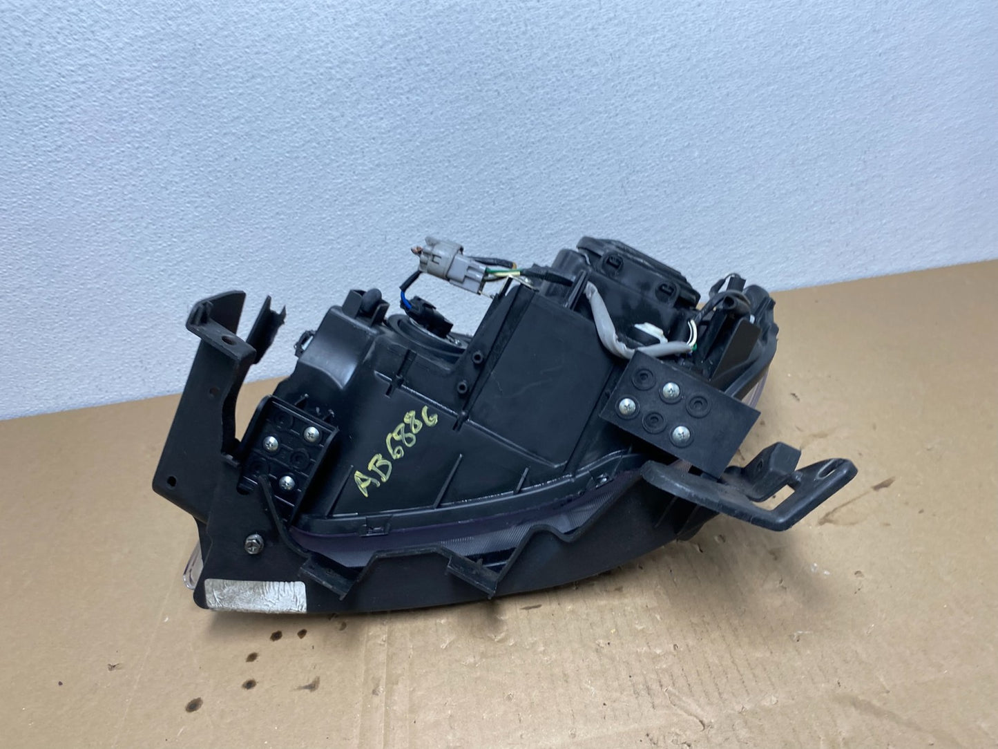 2008 - 2014  Subaru Tribeca Right Passenger Side Halogen Headlight OEM AB6886 DW8