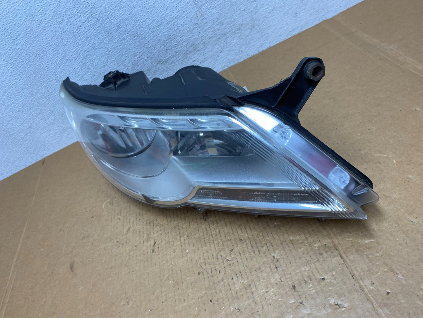 2009 to 2011 Volkswagen Tiguan Right Passenger Halogen Headlight AD9332 DW1